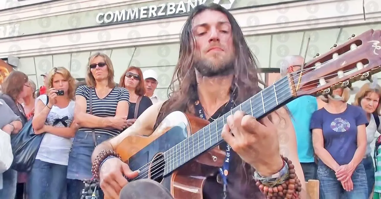 dukke Pornografi smør Estas Tonne Talented Classical Guitarist From Ukraine - The Music Man