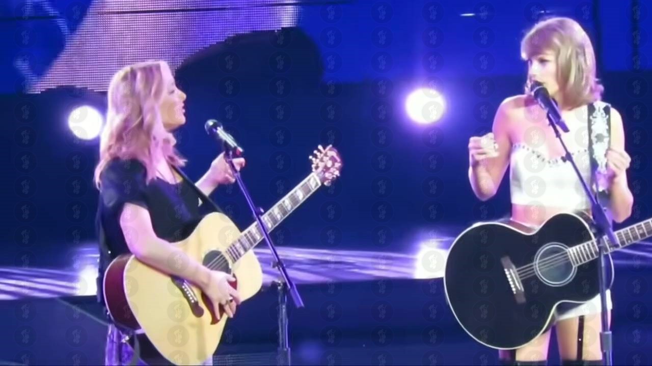 Watch The Shocking Moment Taylor Swift And Lisa Kudrow Perform Friends