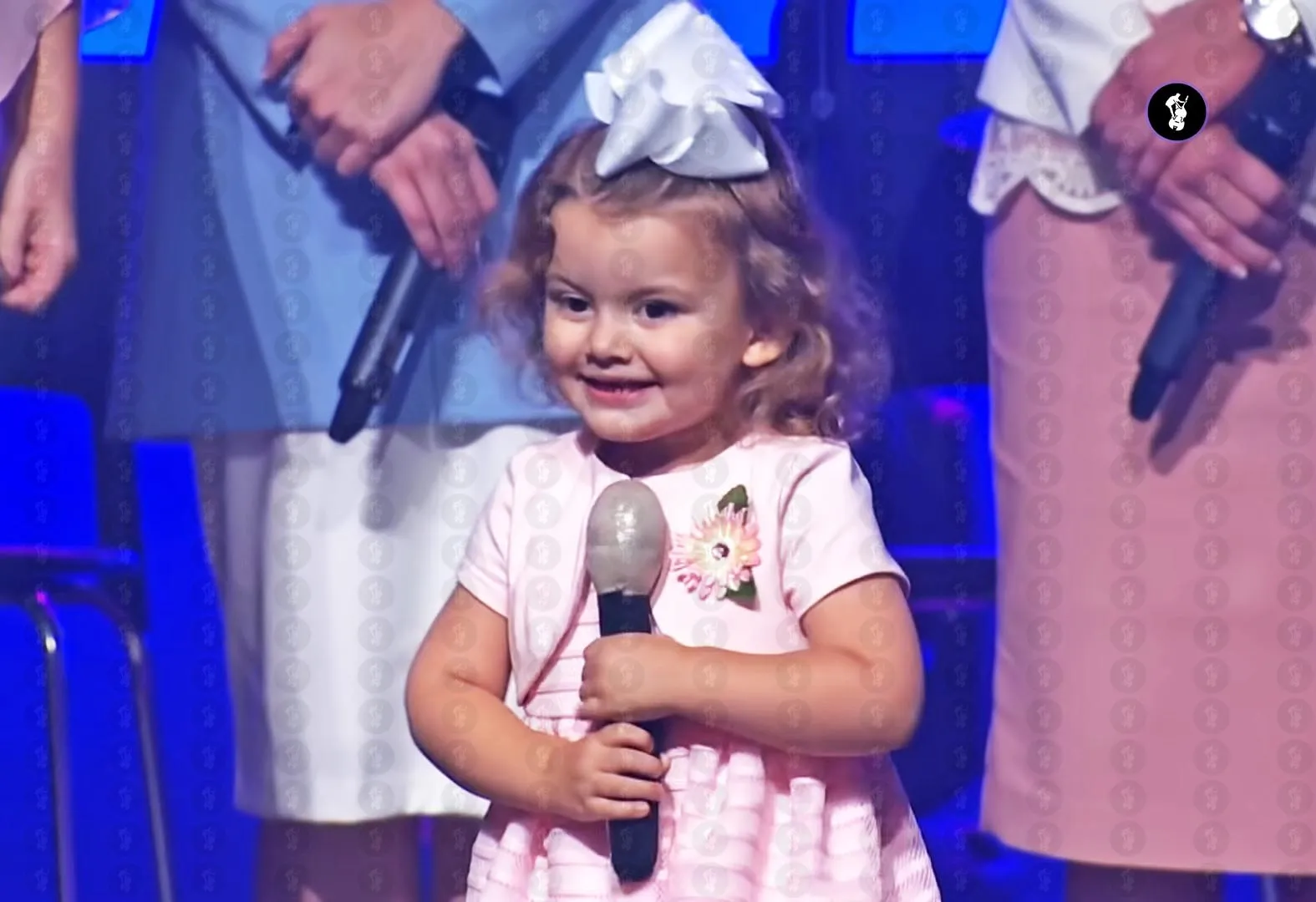 2-year-old Emma debuts in adorable Collingsworth Family live gospel ...