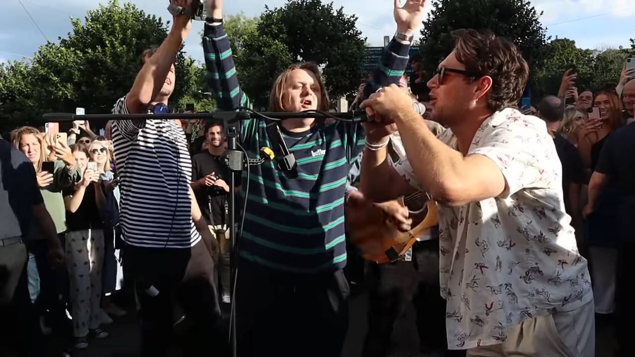 A young busker on Grafton Street was singing and what happened next will make your heart flutter - The Music Man