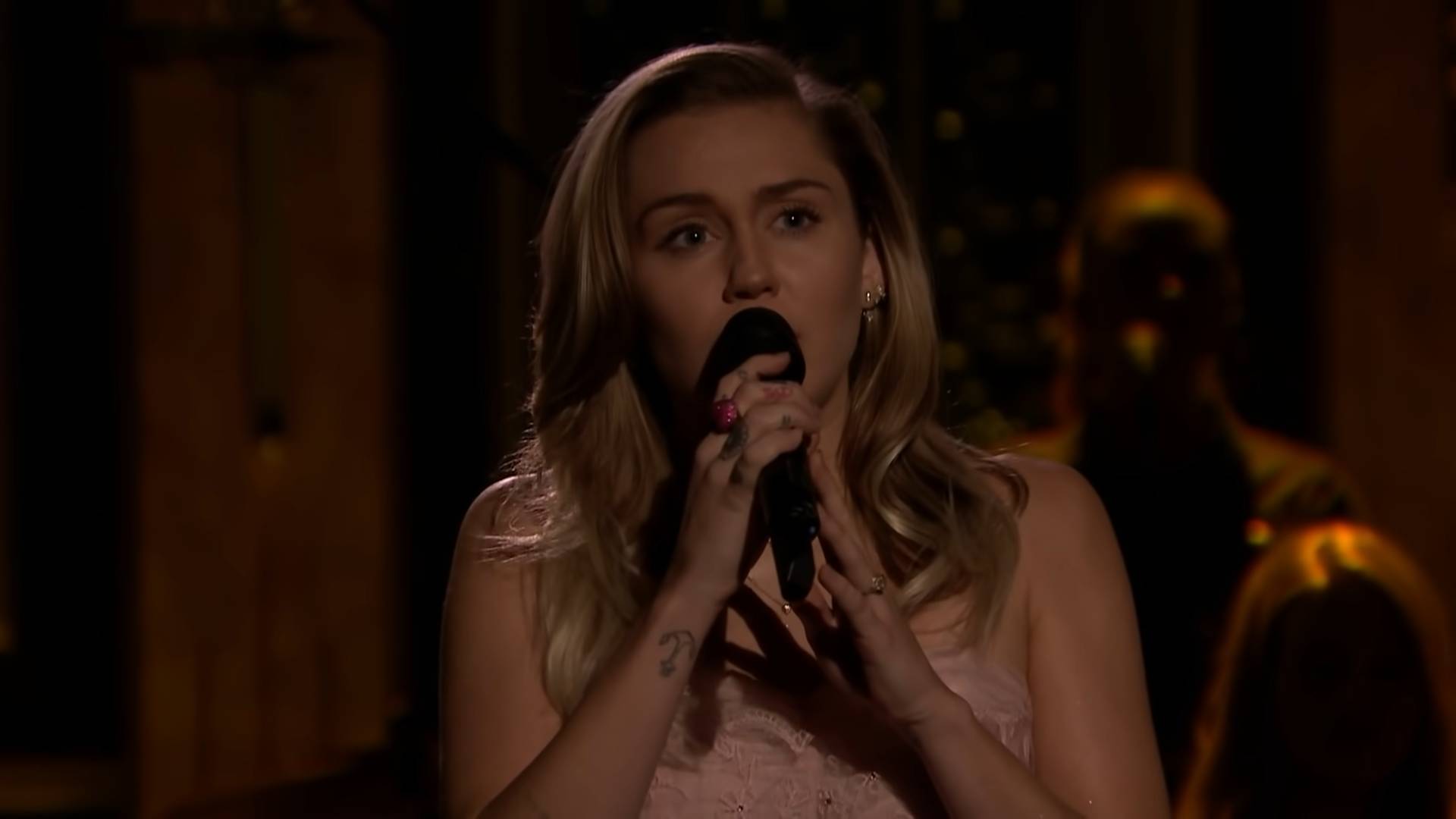 You won’t believe how beautiful Miley Cyrus’s country voice is on heartfelt tribute with her dad