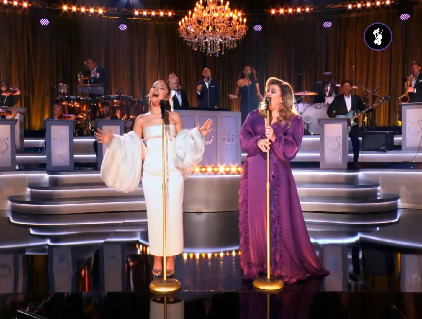 Ariana Grande & Kelly Clarkson perform super-stylish duet of Kelly’s ...