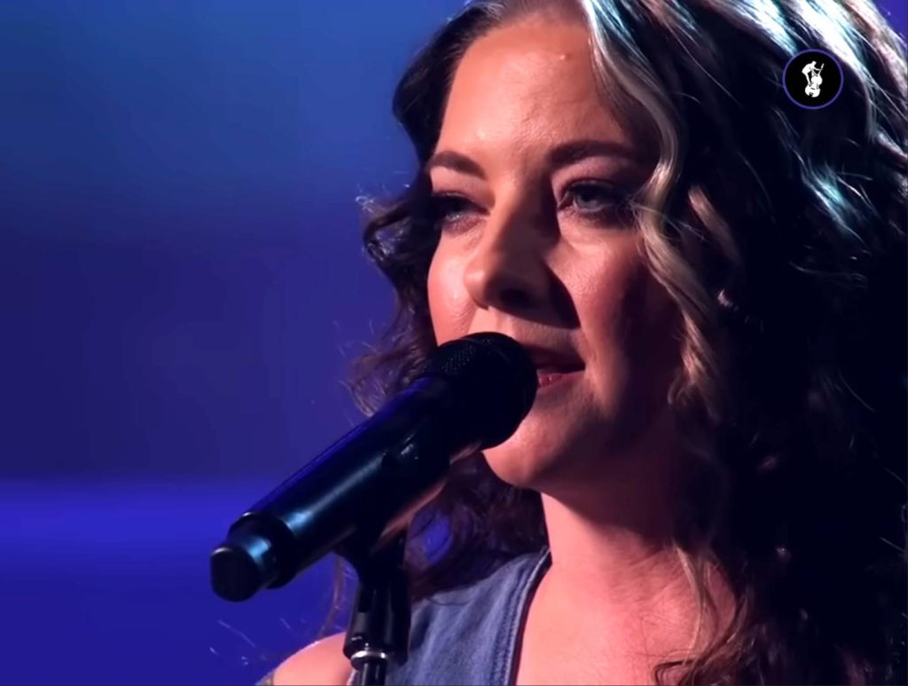 Ashley McBryde Honours Kris Kristofferson’s Legacy Performing His Greatest Ballad At CMAs, And Fans Teared Up Seeing Kris’s Widow’s Reaction