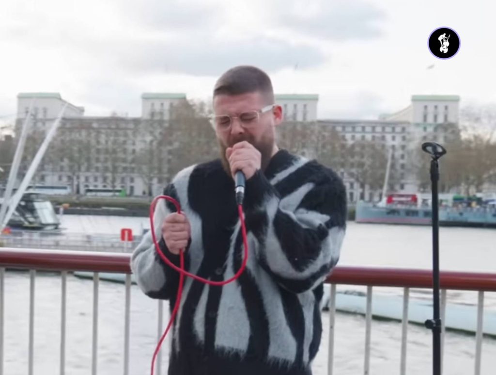 Father Of Four Che Chesterman Leaves Crowd In Shock As He Joins Street Busker On Insane Bruno Mars Cover